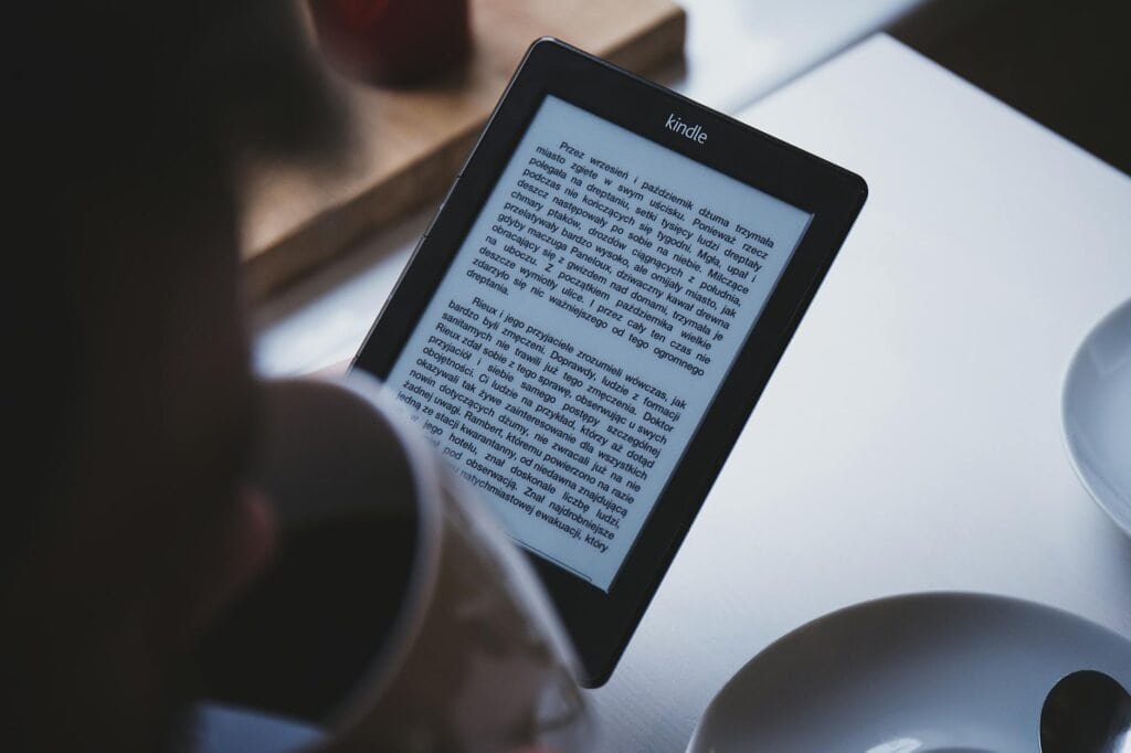 Pessoa lendo em um Kindle