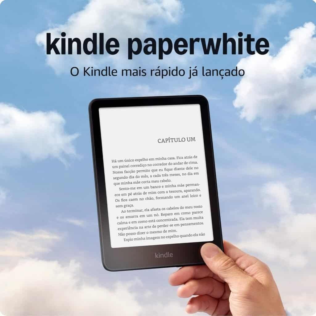 Kindle Paperwhite segurado na mão com página de livro na tela
